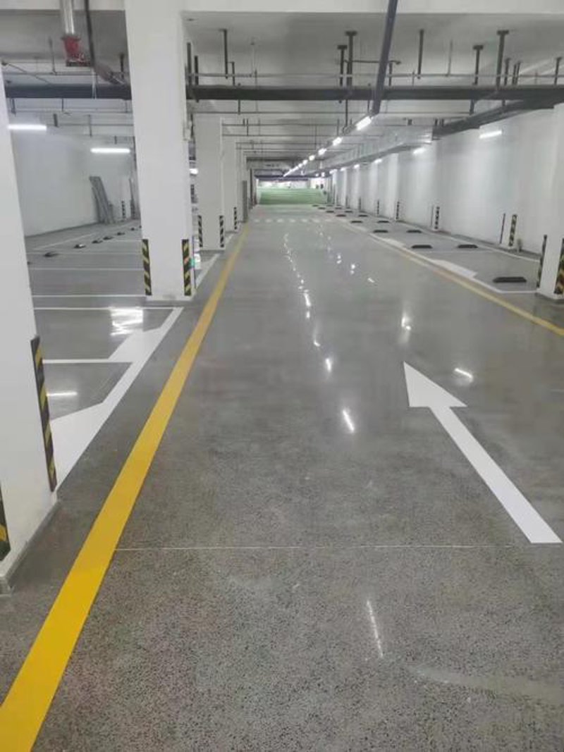 环氧地坪、金刚砂耐磨地坪和密封固化剂地坪是现代工业厂房中常见的地面处理方式。如何选择适合自己的施工方案？本文将通过具体案例对比这三种地坪的优劣，帮助您做出明智的选择。