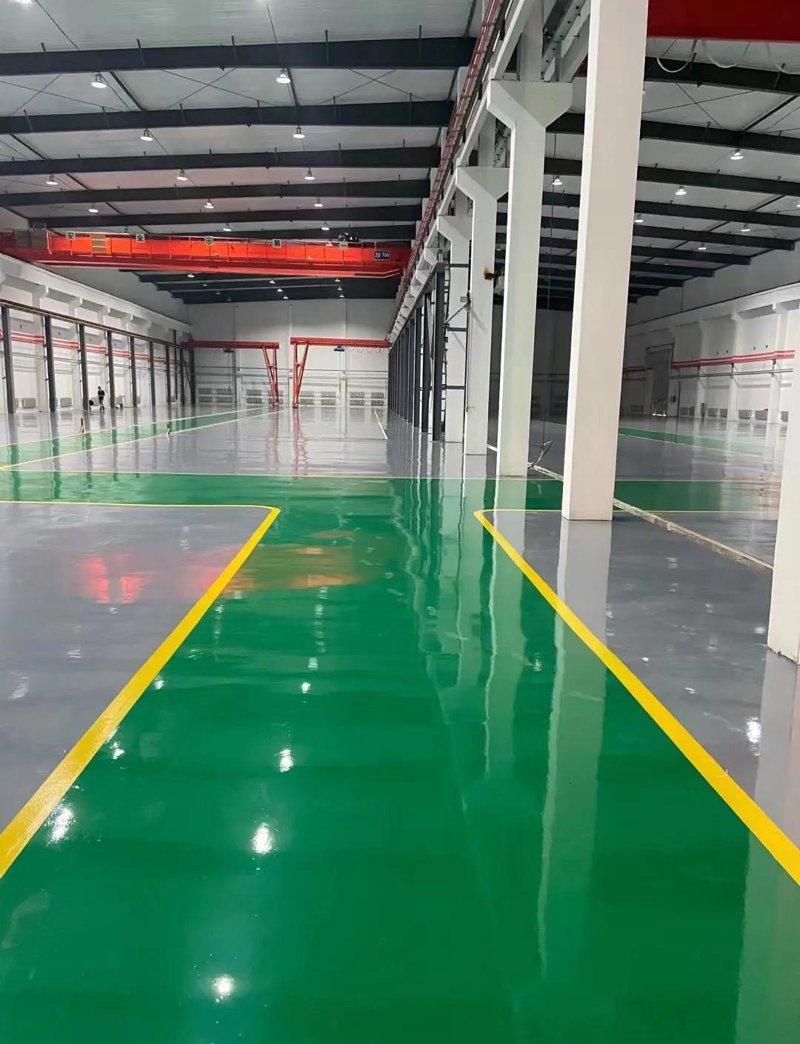 地坪施工是指在工业厂房、仓库等场所进行地面处理,以提高地面的平整度、美观度及使用功能的过程。这项工作对于改善生产环境和延长地面使用寿命具有重要意义。